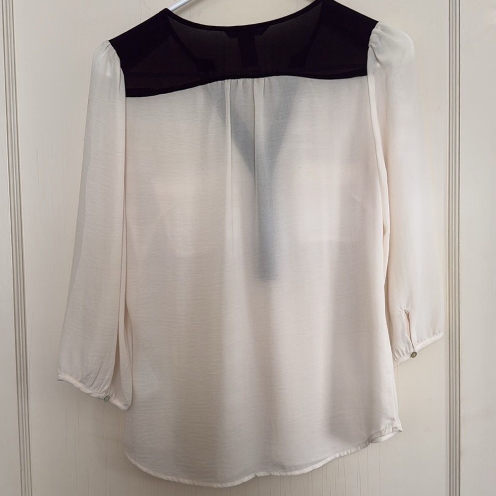 Beautiful blouse - Picture 2 of 2